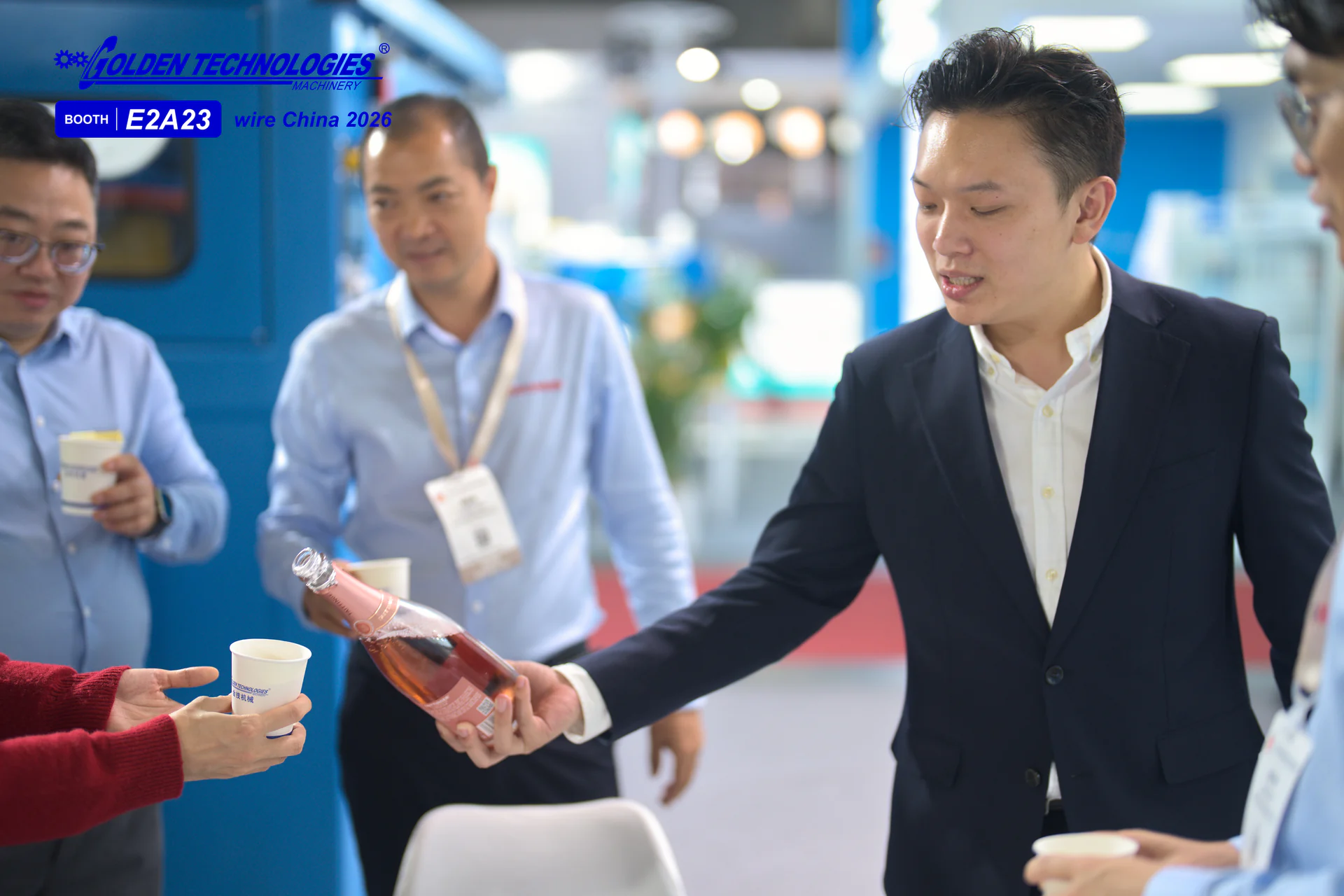 Begrüßung von Kunden und Partnern am Stand von Golden Technologies.