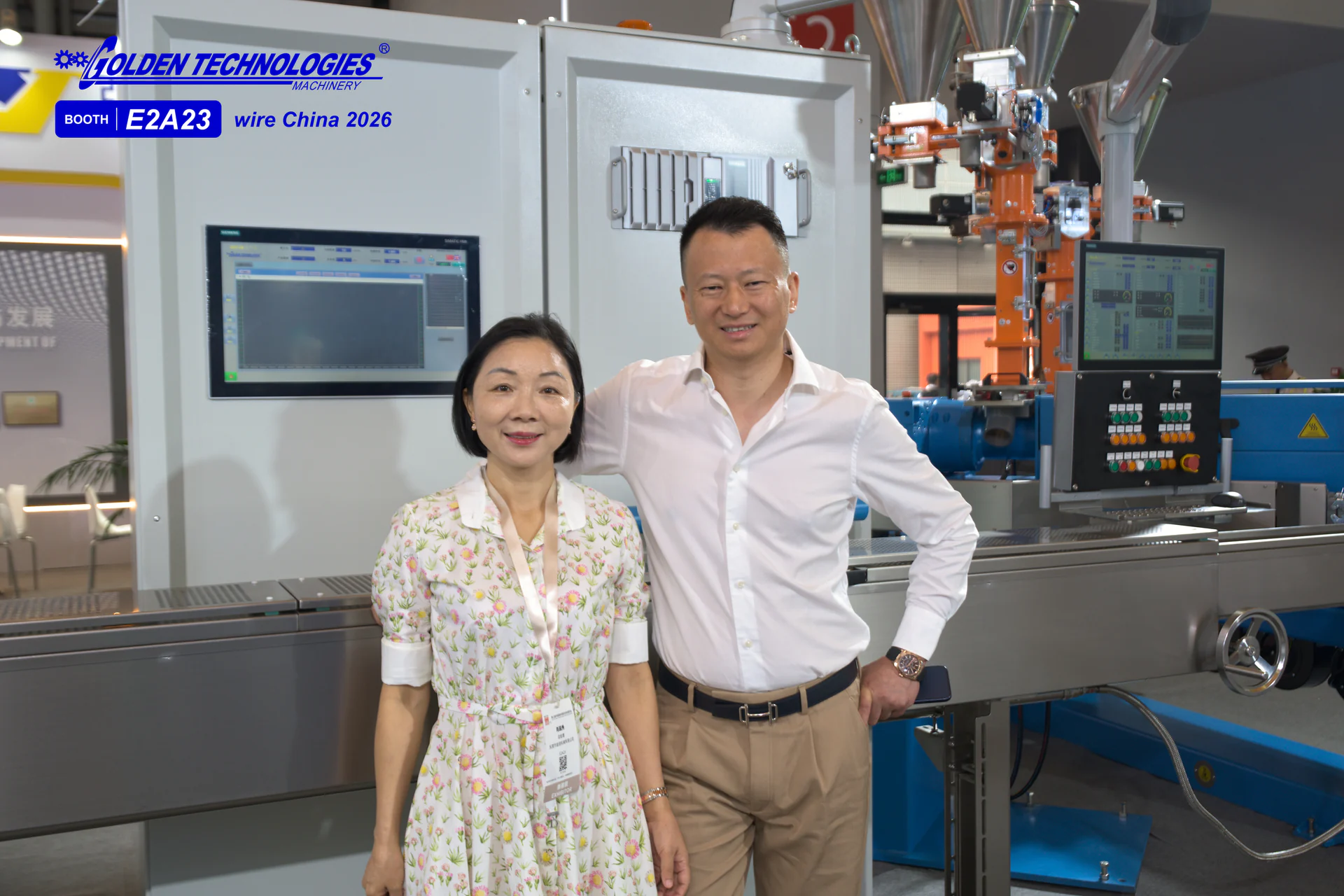 Die Gründer von Golden Technologies neben der Extrusionsanlage am Stand E2A23.